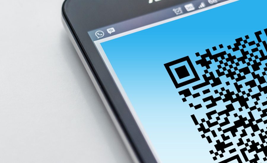 Free High-resolution close-up of a smartphone displaying a QR code on its screen. Stock Photo